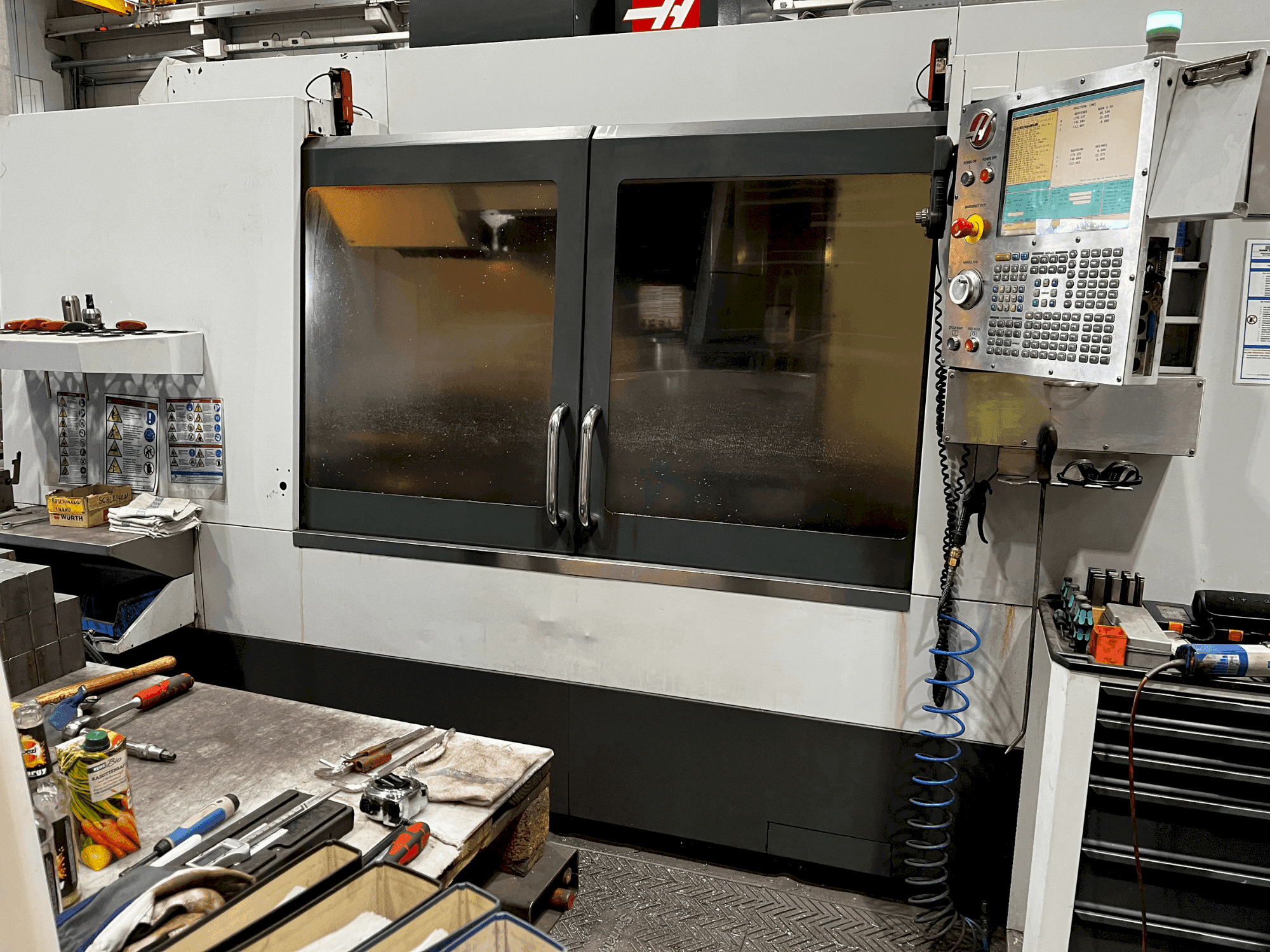 Mašīnas HAAS VM-6 pretskats
