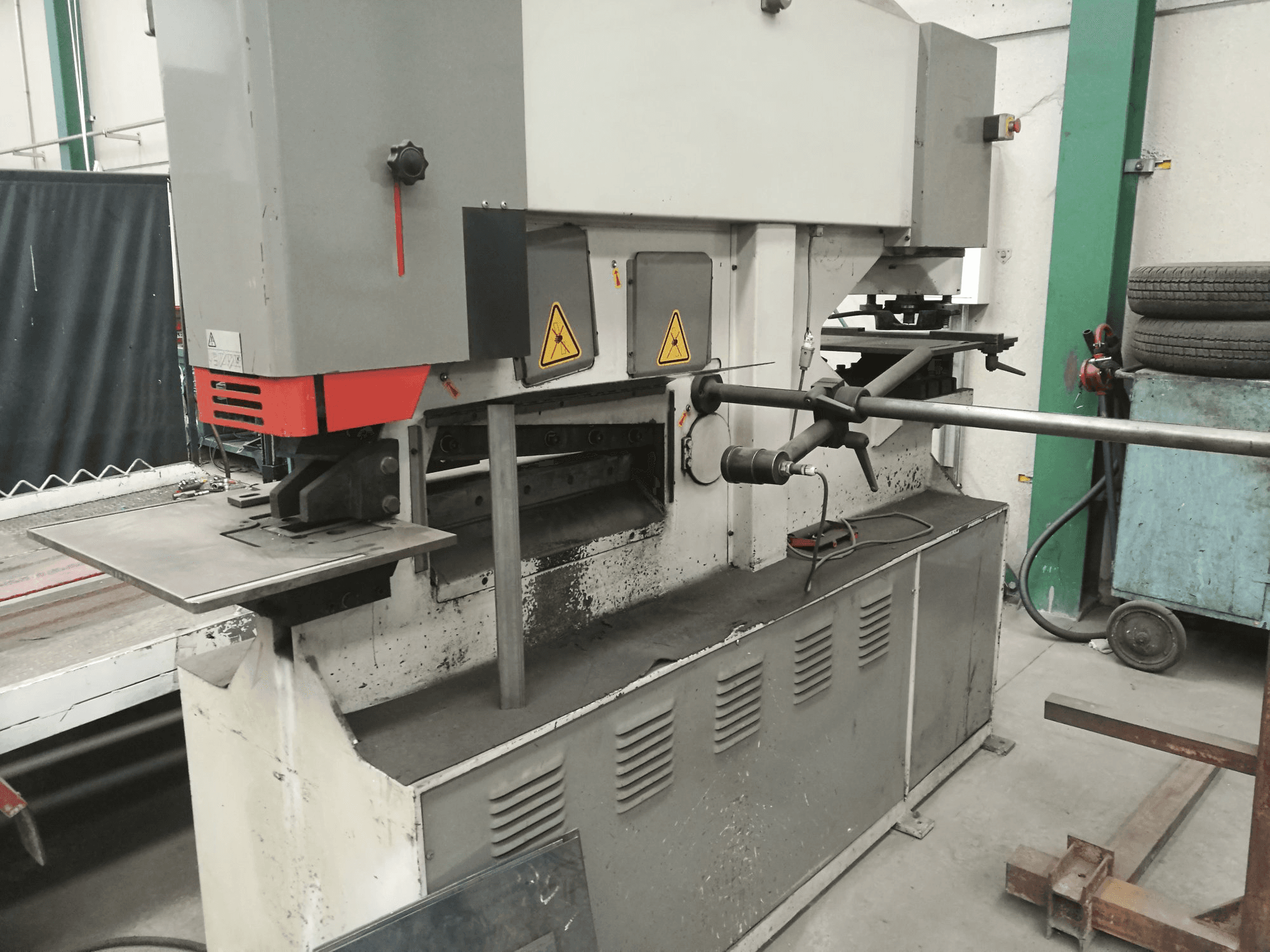 Mašīnas Durma IW 110 BTD skats no labās puses