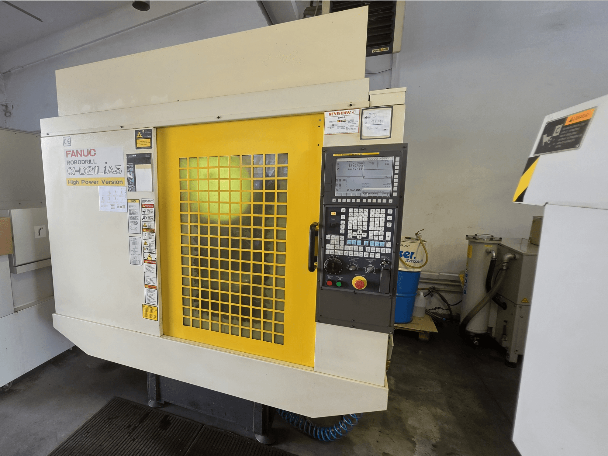 FANUC ROBODRILL alpha-D21LiA5 vertikālais apstrādes centrs, skats no priekšpuses, ar dzeltenām drošības durvīm un vadības paneli.