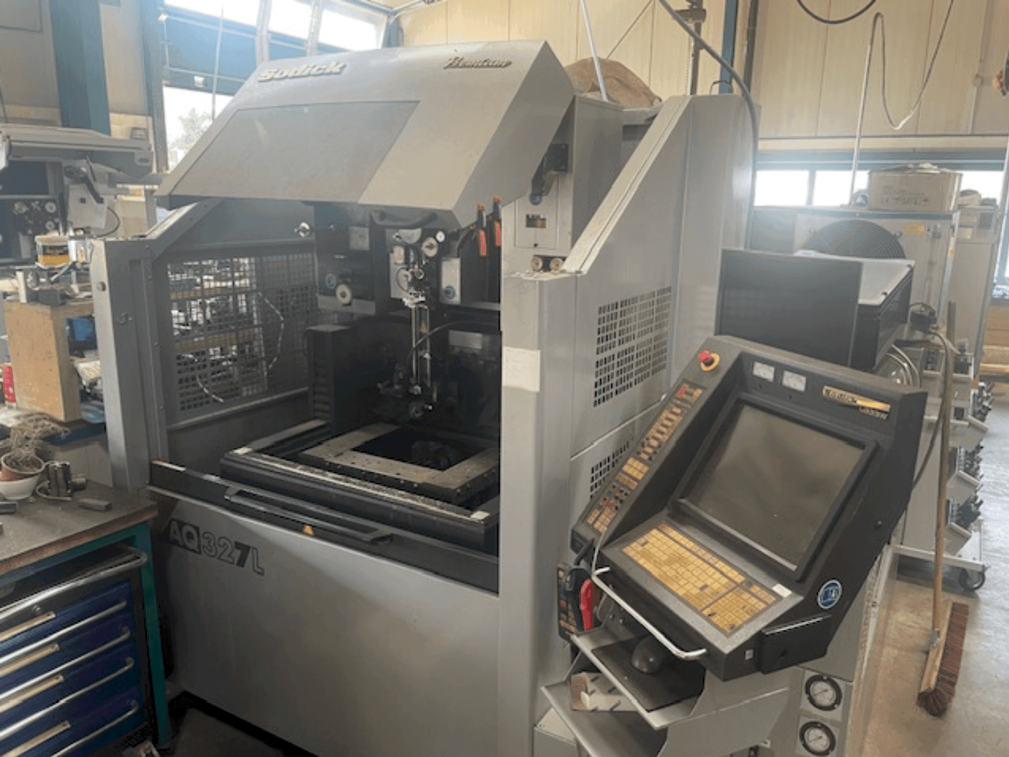 Mašīnas Sodick AQ327l pretskats