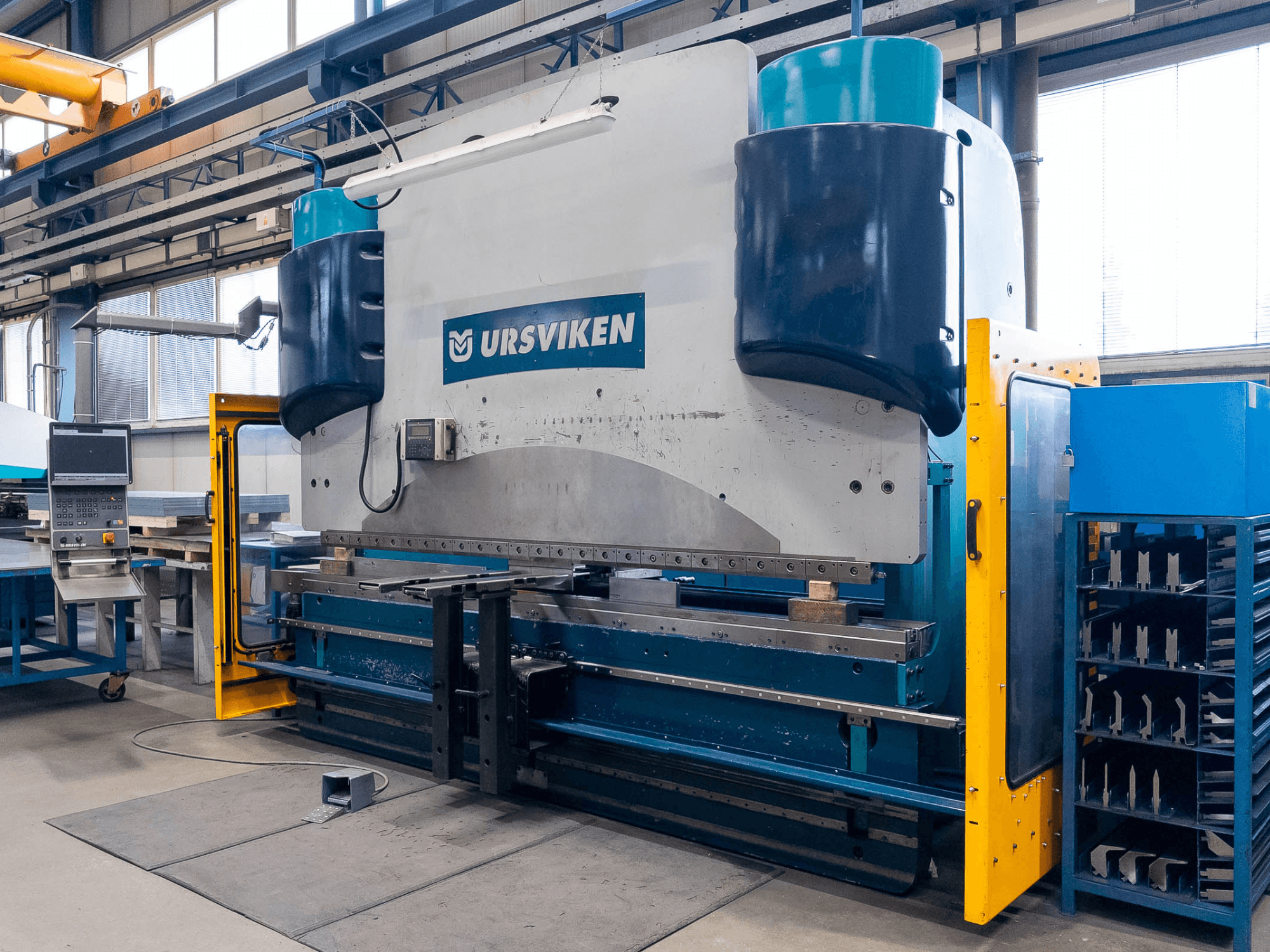Ursviken Optiflex 130 3.1M preses bremze ražošanas apstākļos, priekšējais skats un vadības panelis.