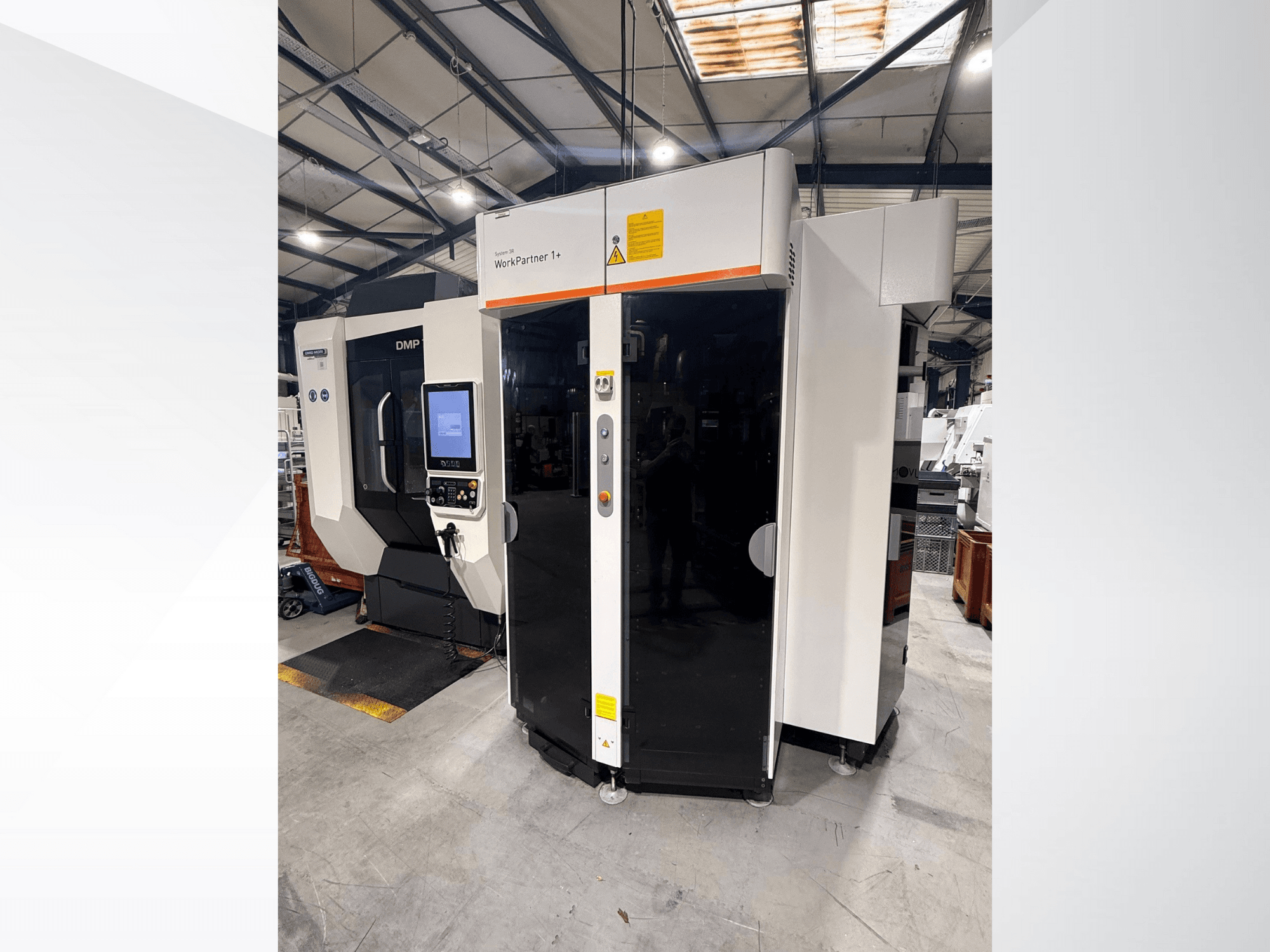 DMP WorkPartner 1+, skats no priekšpuses; ar skārienjūtīgā ekrāna paneli un drošības indikatoriem ražošanas vidē.