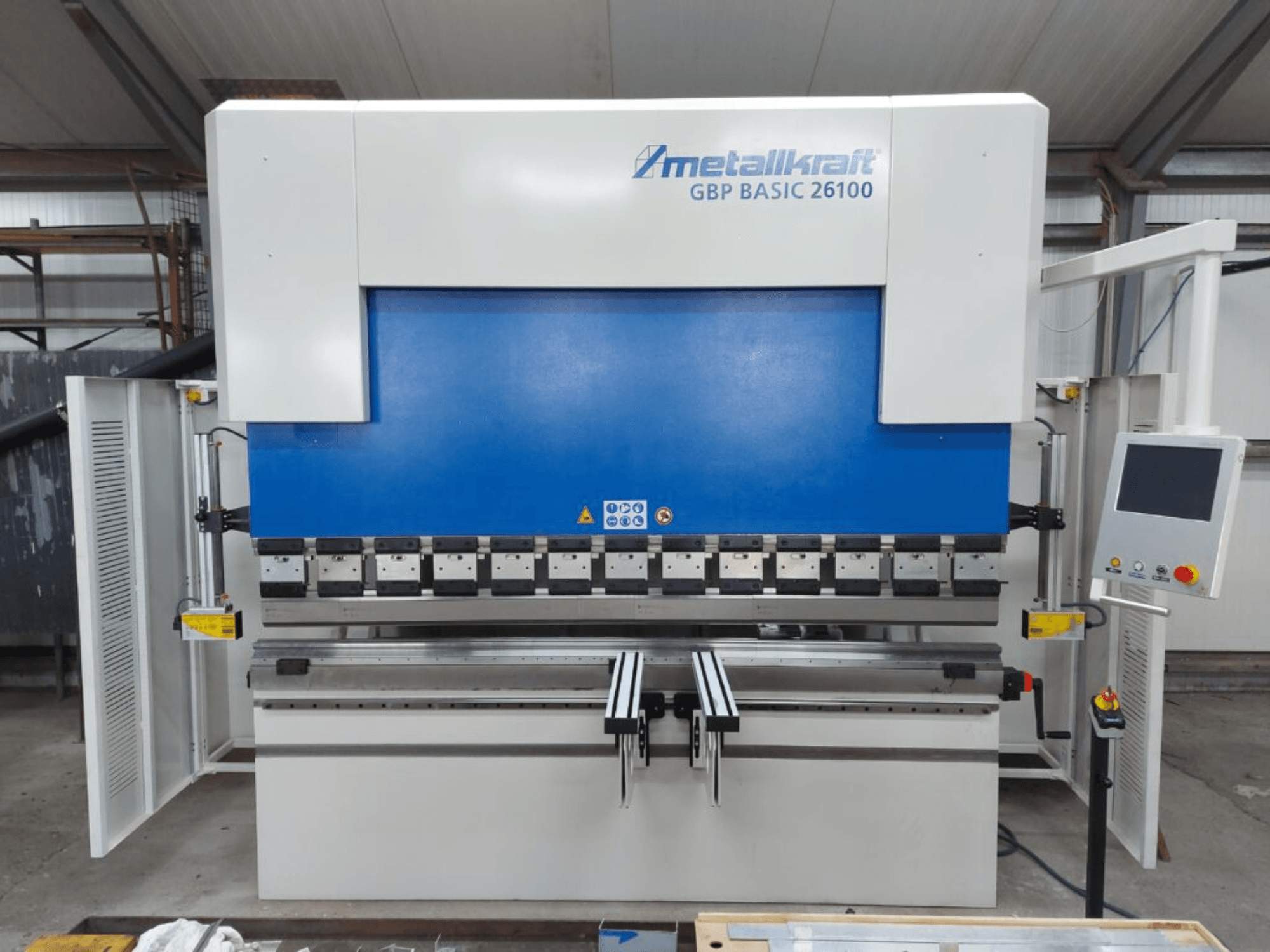 Metallkraft GBP BASIC 26100 ruļļu liekšanas iekārta priekšpusē, kurā redzams vadības panelis un liekšanas zonas funkcijas.