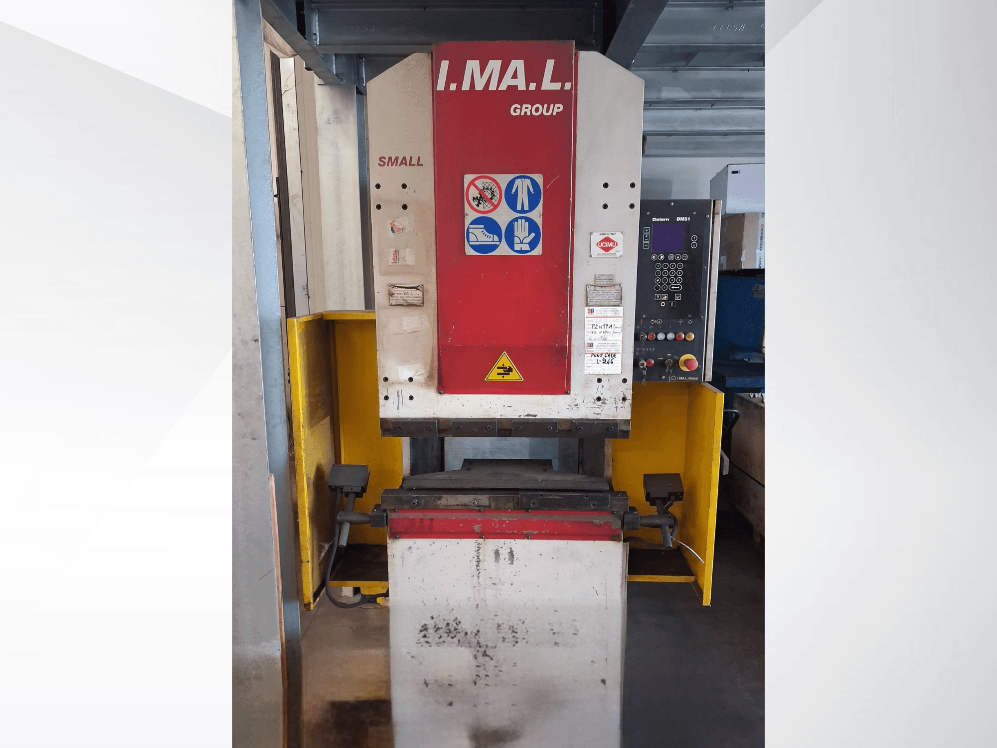 IMAL SMALL 835/25 leņķspiedes priekšskats ar vadības pulti, drošības zīmēm un dzelteno aizsargpārsegu.