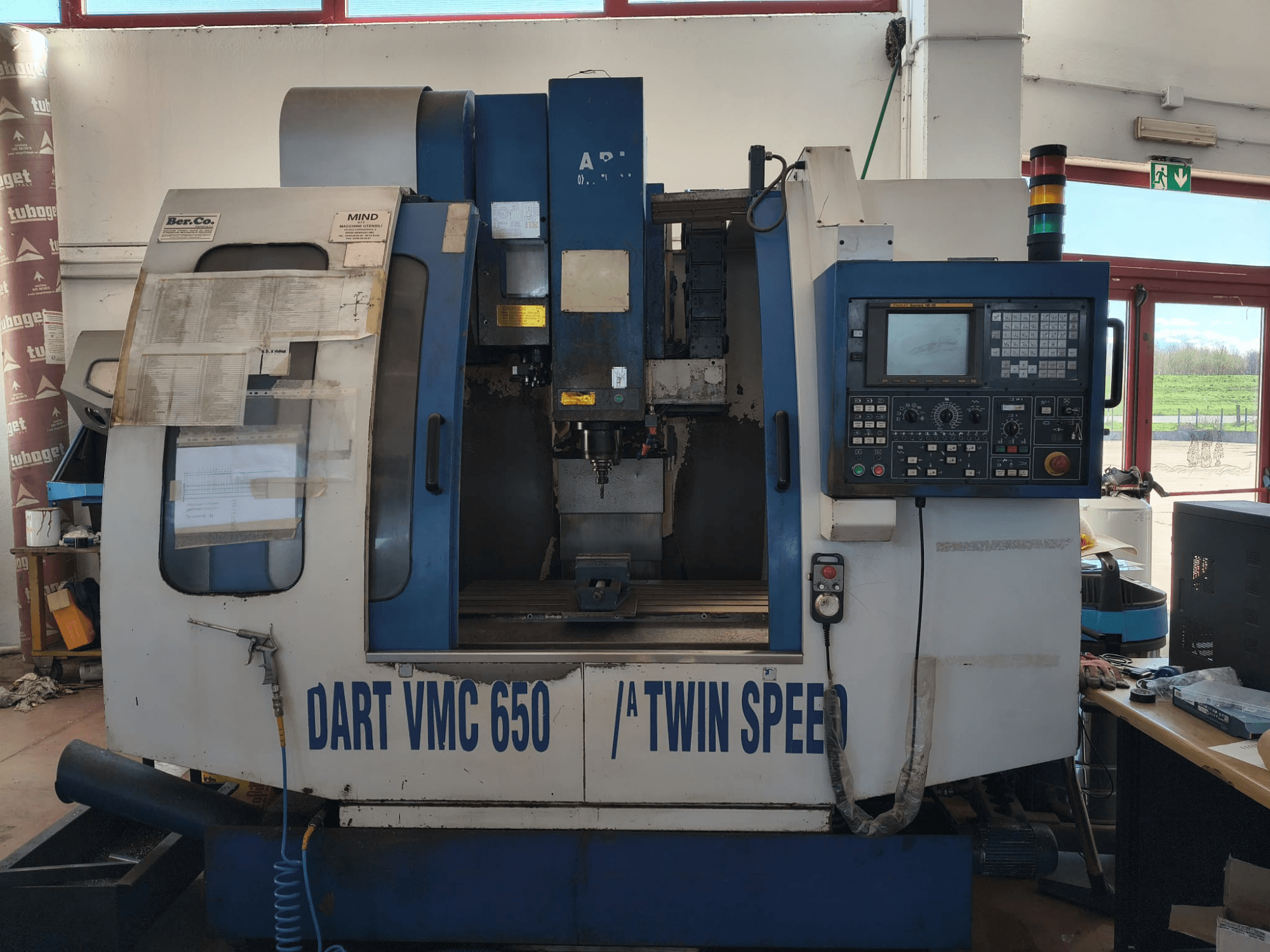 DART VMC650 XL/A T.S vertikālais apstrādes centrs, priekšējais skats, ar vadības paneli, instrumentu turētāju un darbības detaļām.