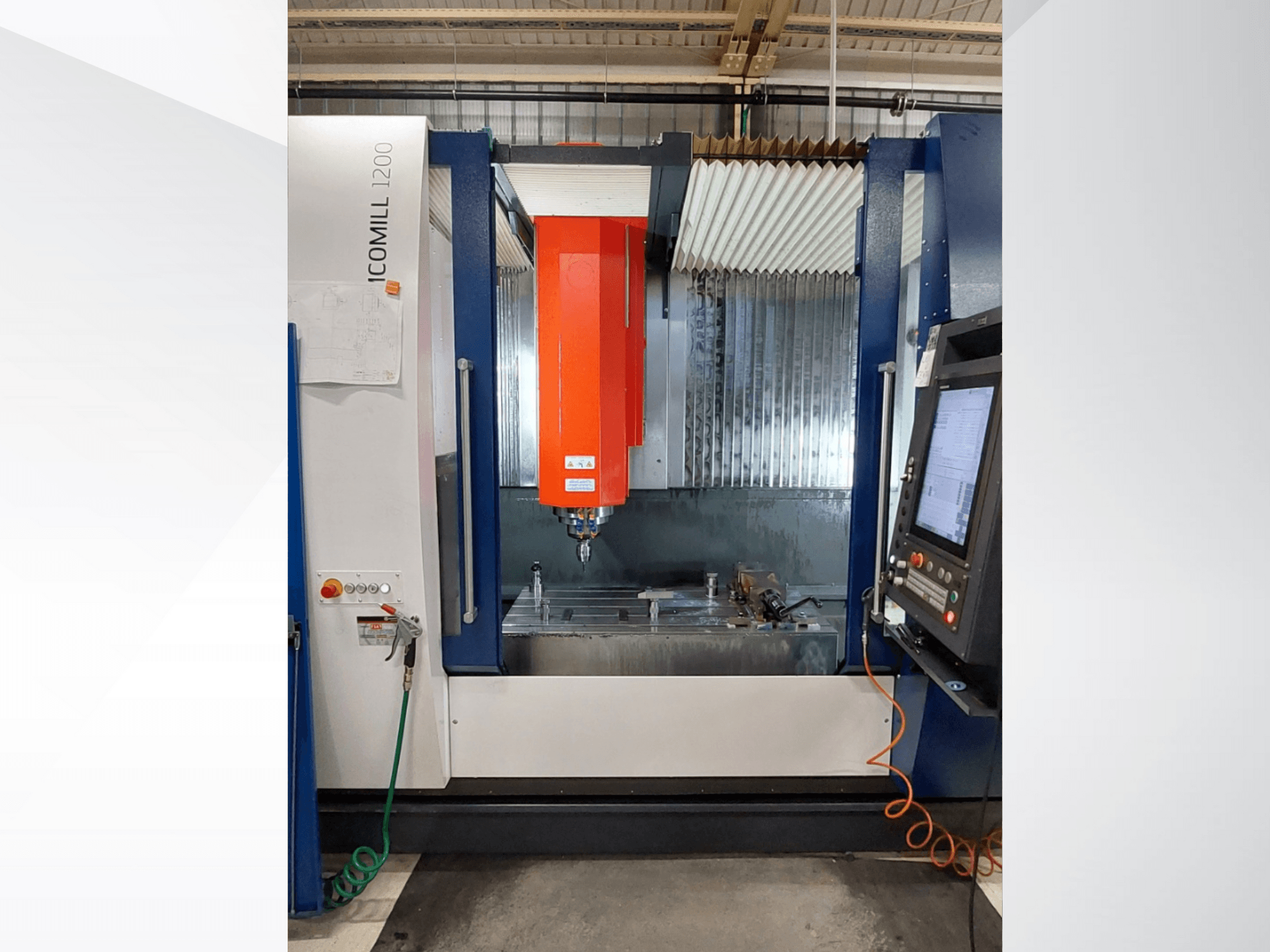 ICOMILL 1200 CNC frēzmašīna ar sarkanu vārpstu, priekšējais skats, kurā redzams vadības panelis un darba zona ar instrumentiem.