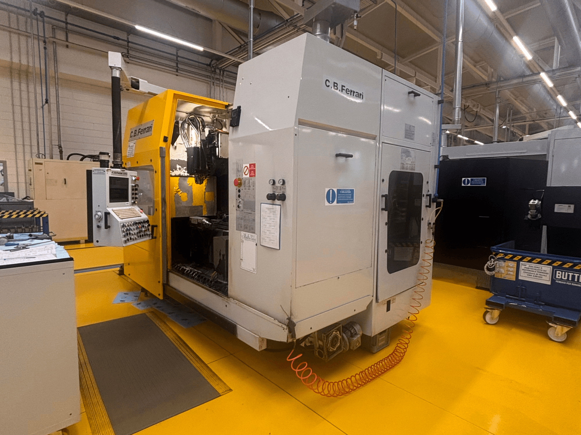 C.B. Ferrari A175 vertikālais apstrādes centrs rūpnīcā, priekšējais skats ar redzamu vadības paneli un atvērtām piekļuves durvīm.