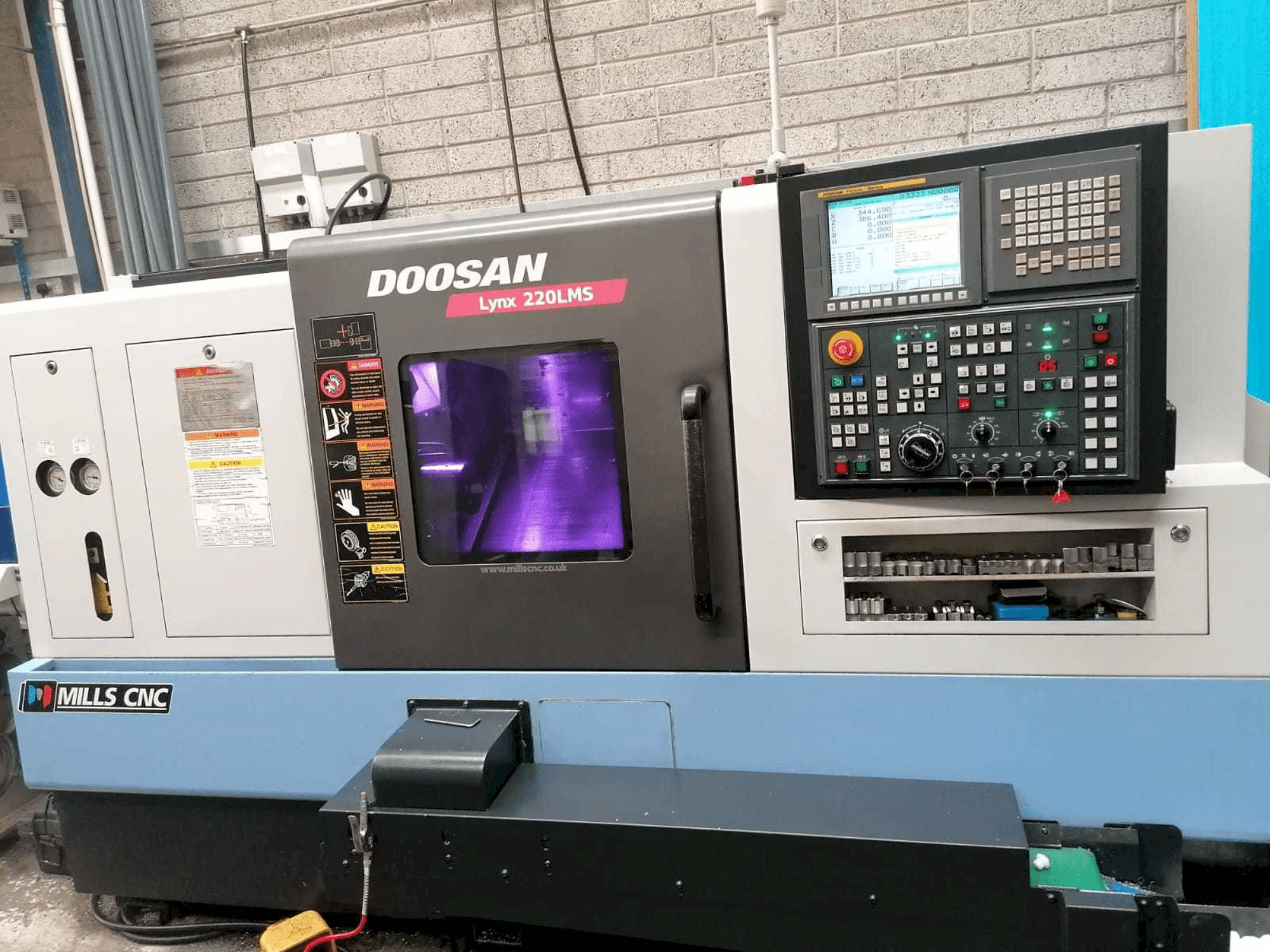 Mašīnas Doosan Lynx 220LMSA pretskats