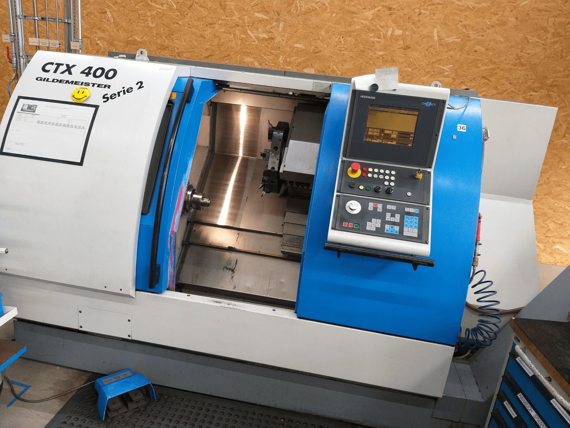 Gildemeister CTX 400 Serie 2 horizontālā virpošanas mašīna, skats no priekšpuses, kurā redzams vadības panelis un atvērta mašīnas iekšpuse.