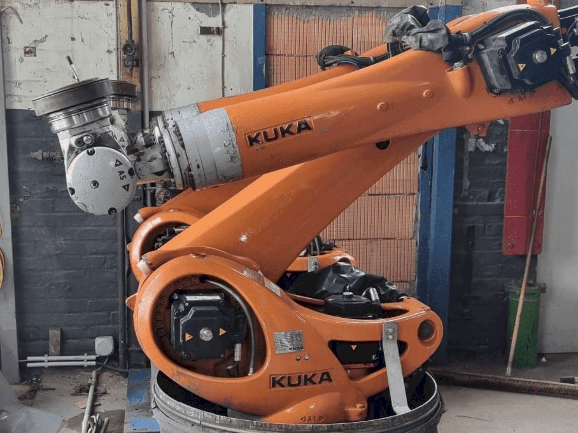 Mašīnas KUKA KR 90 R3100 extra C-F-HP pretskats