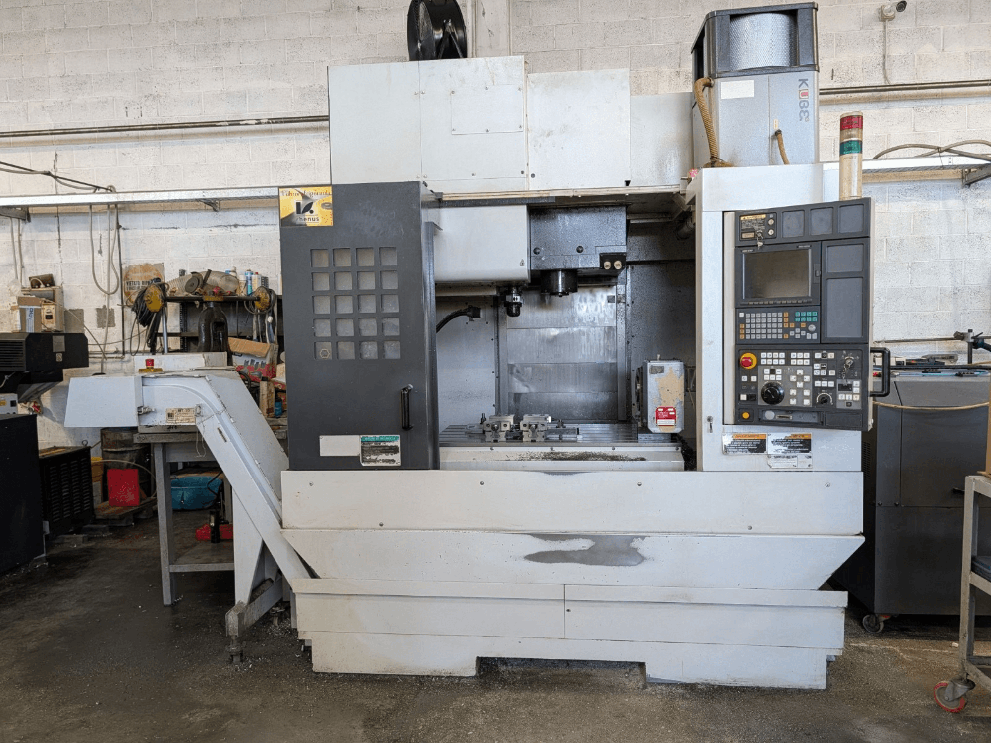 MORI SEIKI NV-5000α1/40 vertikālā apstrādes centra priekšējais skats ar redzamu vadības paneli un darba zonu.