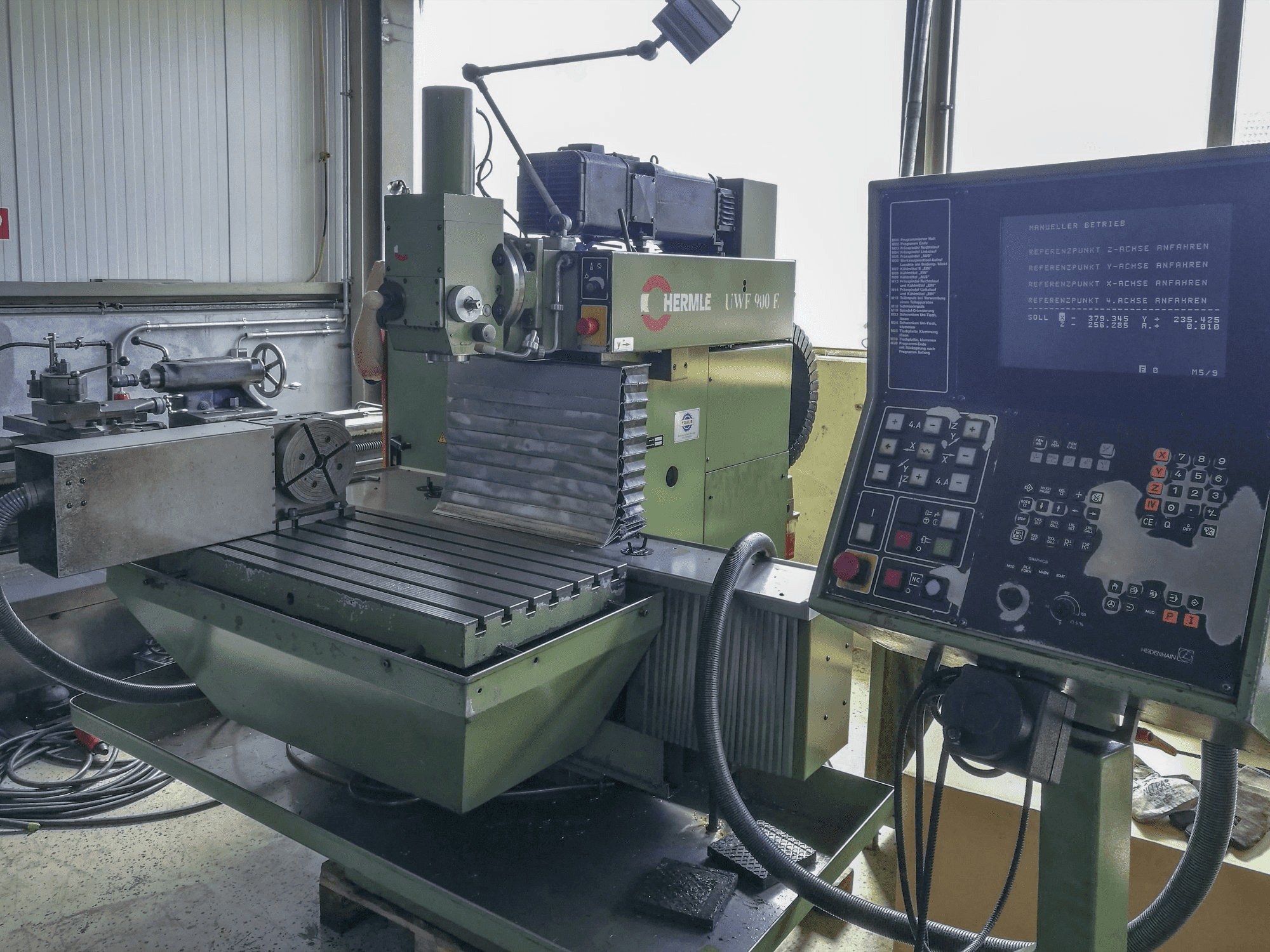 Mašīnas HERMLE UWF 900 E skats no labās puses
