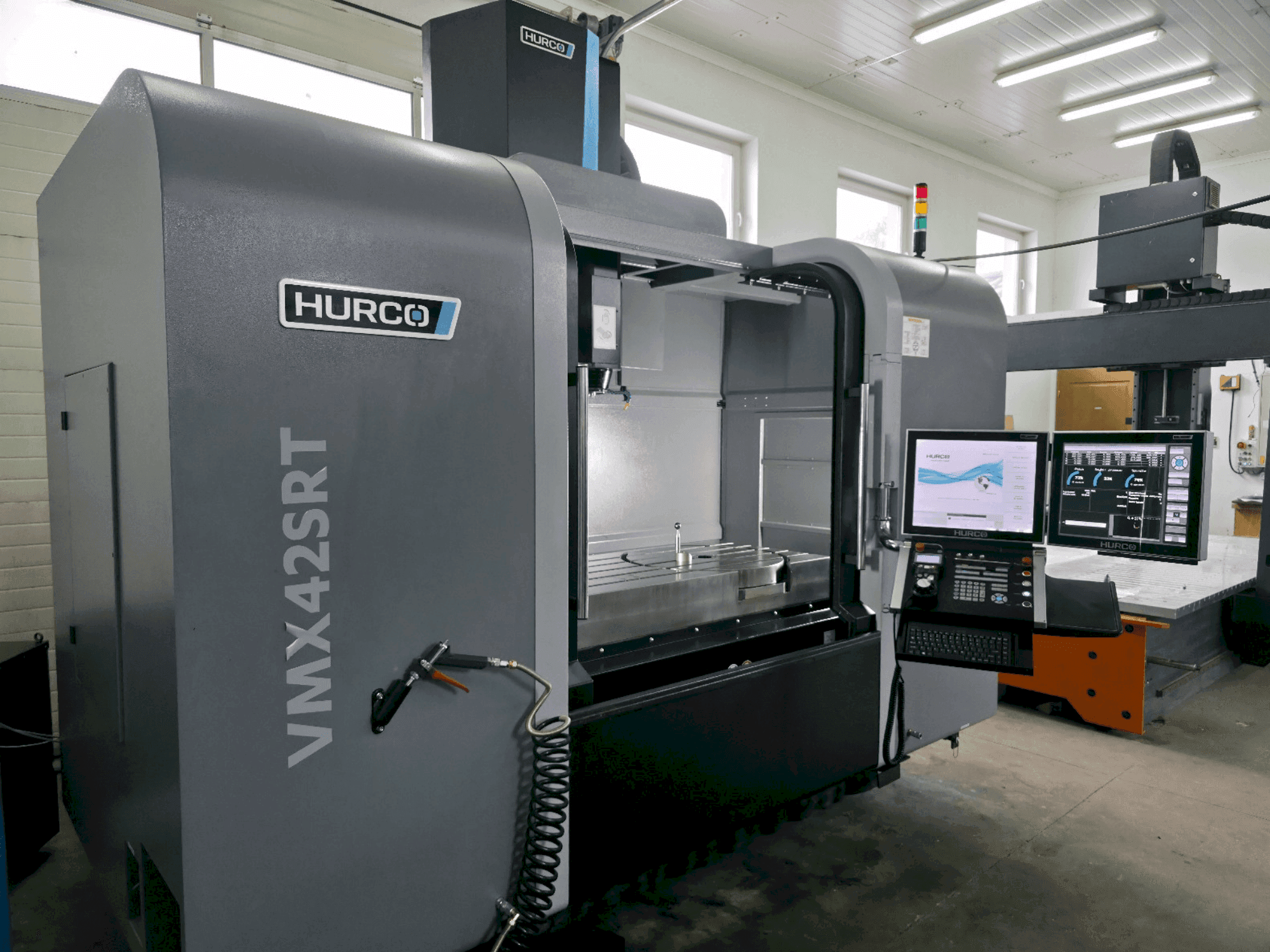 Mašīnas Hurco VMX 42SRTi pretskats