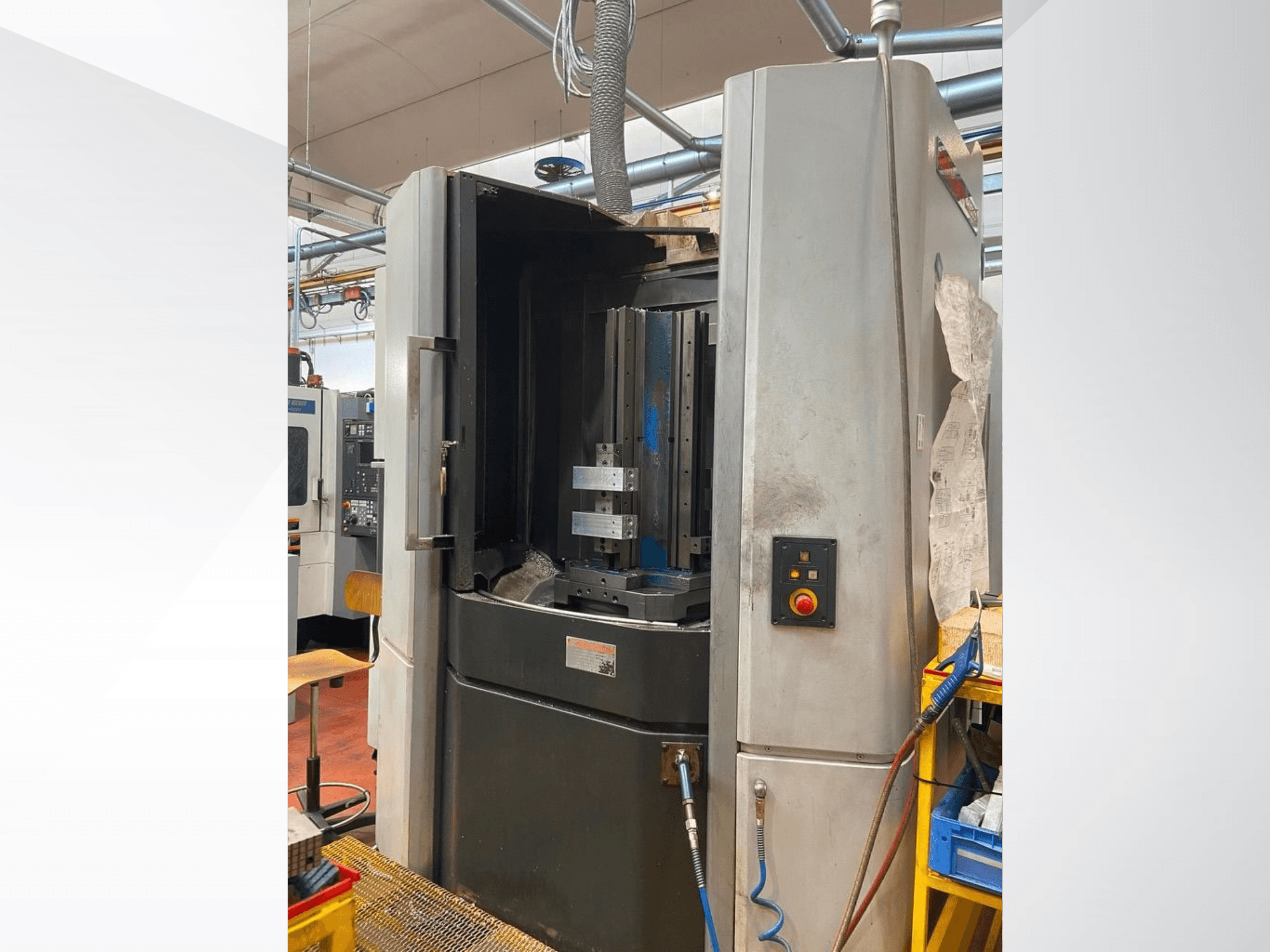 MORI SEIKI NHX 5000 horizontālais apstrādes centrs, skats no priekšpuses, kurā redzamas atvērtas durvis, instrumentu turētājs un vadības panelis.