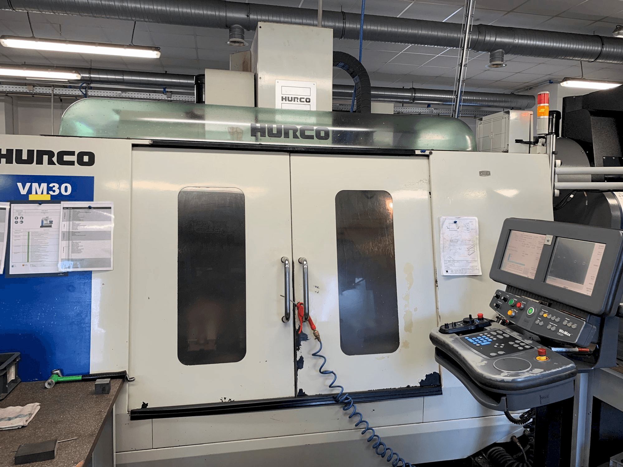 Mašīnas Hurco VM30 pretskats