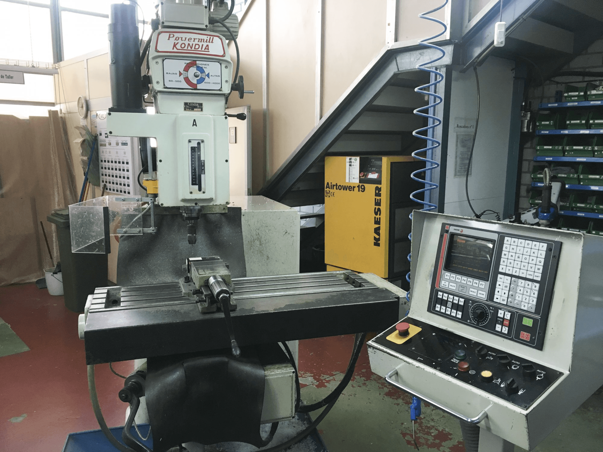 Mašīnas KONDIA Powermill FV-1 CNC skats no kreisās puses