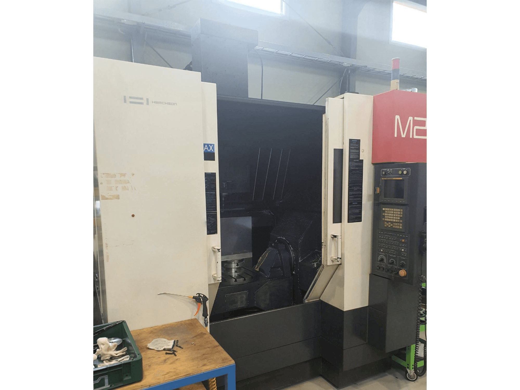 Mašīnas HWACHEON M2 pretskats