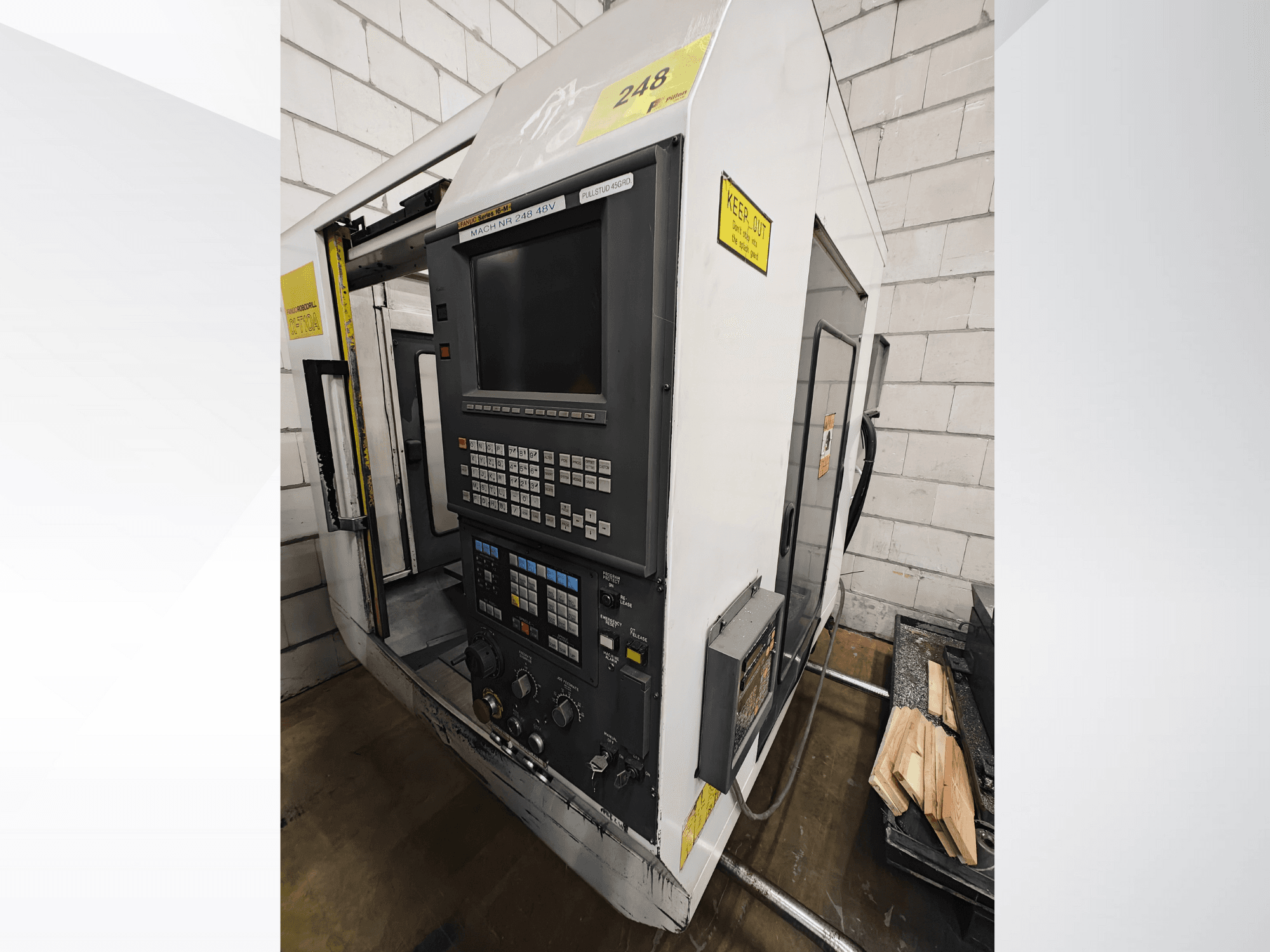 CNC darbgaldu modelis Nr. 248, skats no priekšpuses, ar vadības paneli ar pogām un displeju, blakus uz plaukta novietotas koka detaļas.