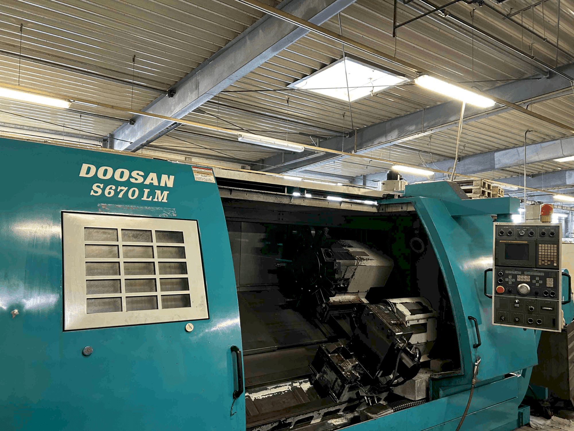 Mašīnas DOOSAN S670 LM pretskats