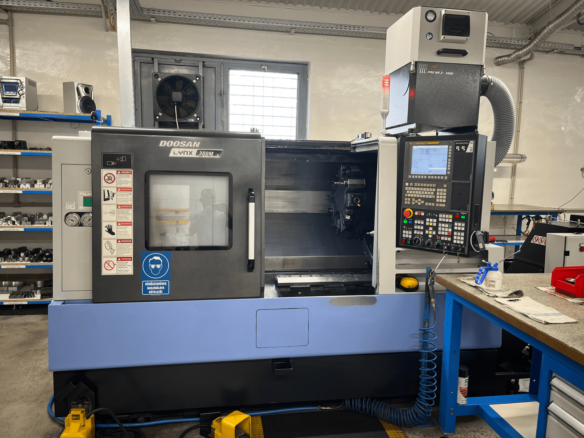 DOOSAN LYNX 300M horizontālā virpošanas mašīna, skats no priekšpuses, kurā redzams vadības panelis un darbības elementi.